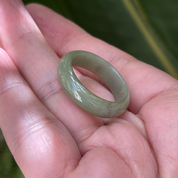 High quality spinach green jadeite jade size 10.5 ring - Picture 3 of 6